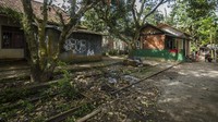 Kondisi salah satu jalur rel kereta api Pandeglang-Labuan yang terbengkalai di Pandeglang, Banten, Minggu (9/1/2022).