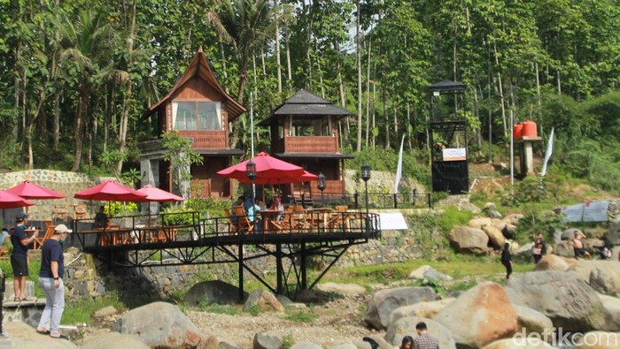 Pendopo Ciherang Tempat ini bernama Griya Pendopo Ciherang, sebuah cafe yang memadukan penginapan dan kolam alami alias sungai yang tentunya sangat rekomendasi untuk dikunjungi.