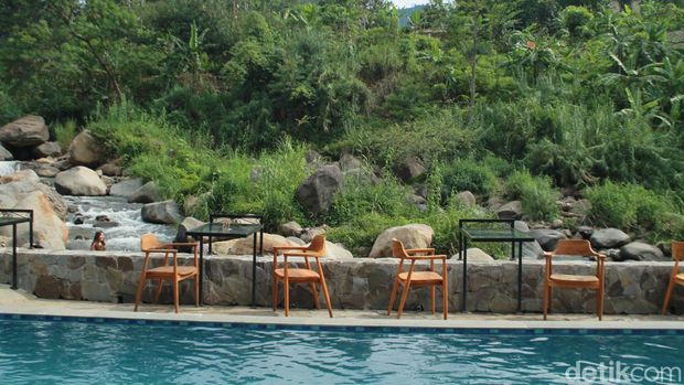 Tempat ini bernama Griya Pendopo Ciherang, sebuah cafe yang memadukan penginapan dan kolam alami alias sungai yang tentunya sangat rekomendasi untuk dikunjungi.