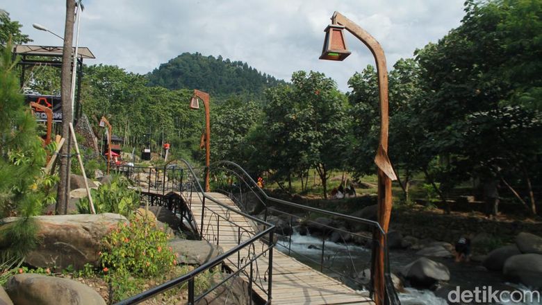 Pendopo Ciherang Tempat ini bernama Griya Pendopo Ciherang, sebuah cafe yang memadukan penginapan dan kolam alami alias sungai yang tentunya sangat rekomendasi untuk dikunjungi.