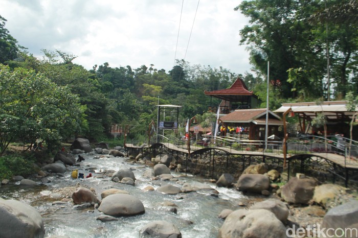 Tempat ini bernama Griya Pendopo Ciherang, sebuah cafe yang memadukan penginapan dan kolam alami alias sungai yang tentunya sangat rekomendasi untuk dikunjungi.