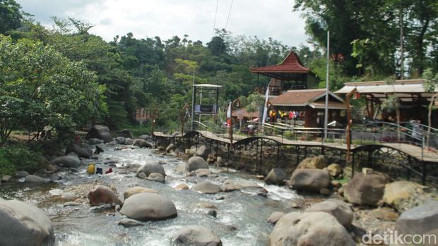 Tempat ini bernama Griya Pendopo Ciherang, sebuah cafe yang memadukan penginapan dan kolam alami alias sungai yang tentunya sangat rekomendasi untuk dikunjungi.