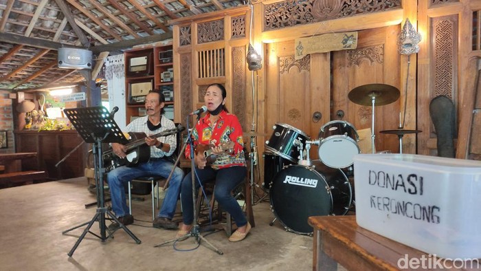pengamen keroncong bersuara merdu