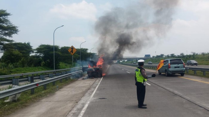 pikap terbakar di tol gempol-pasuruan
