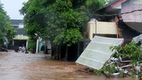 Hujan dengan intensitas sedang hingga lebat yang terjadi disebagian wilayah di Jember, menyebabkan saluran air tidak mampu menampung debit air yang mengakibatkan sekitar 100 rumah warga terendam.