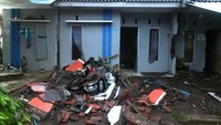 Tak sedikit rumah warga yang rusak akibat banjir yang merendam Perumahan Bumi Mangli, Kaliwates, Jember, Jawa Timur.