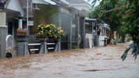Tampak warga berada di rumahnya ketika banjir merendam Perumahan Bumi Mangli, Kaliwates, Jember, Jawa Timur, Minggu (9/1/2022).