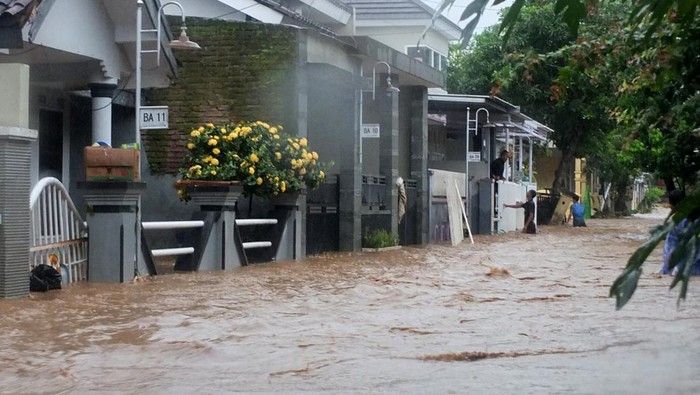 Potret Dampak Kerusakan Akibat Banjir di Jember Banjir merendam Perumahan Bumi Mangli di Kaliwates, Jember, Jawa Timur. Ratusan rumah warga terendam dan rusak akibat banjir tersebut. Ini penampakannya.