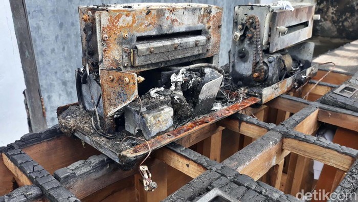 Potret Gedung Arsip dan Perpustakaan Sukoharjo Usai Terbakar Bagian belakang gedung Dinas Kearsipan dan Perpustakaan Daerah (Arpusda) Sukoharjo, Jawa Tengah terbakar pada Sabtu (8/1) malam. Begini puing-puing sisa kebakaran.