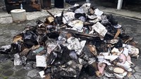 Terlihat buku-buku dan arsip yang terbakar itu sudah dikumpulkan menjadi satu.