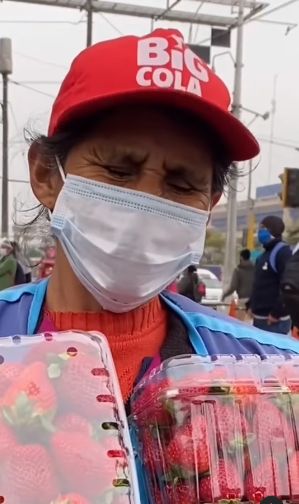 Pria Borong Stroberi, Bikin Nenek Terharu