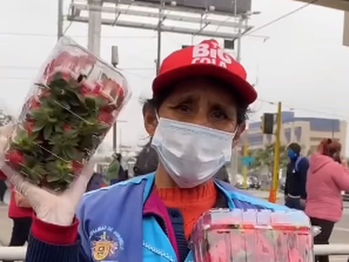 Pria Borong Stroberi Pria Borong Stroberi, Bikin Nenek Terharu