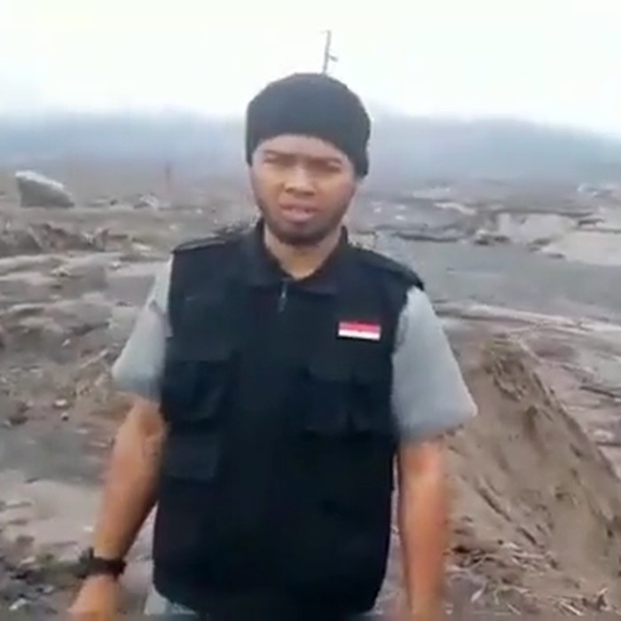 pria buang sesajen di semeru