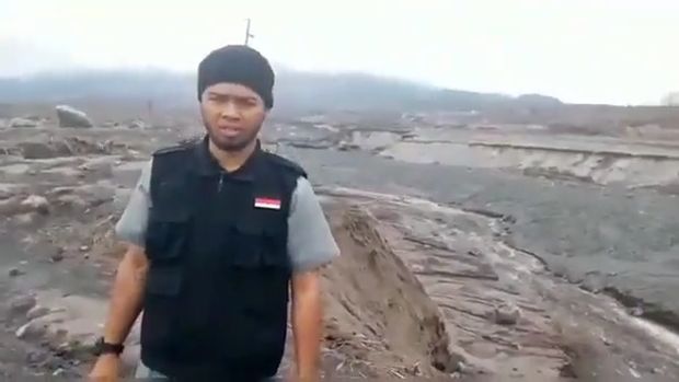 pria buang sesajen di semeru