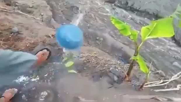 pria tendang sesajen di lokasi erupsi semeru