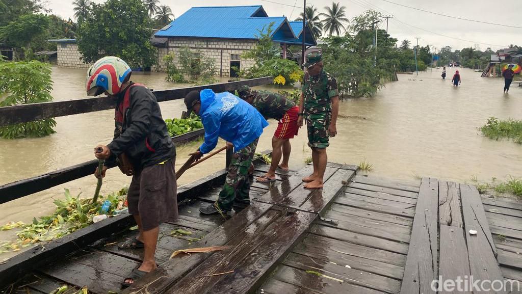 Ratusan Rumah Dikepung Banjir, Warga Jayapura Diungsikan