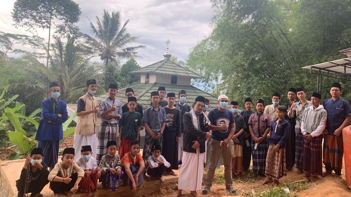 Relawan Merdeka Berdaulat dan pengurus ponpes di Bandung Barat