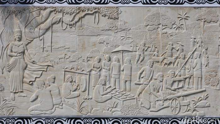 Catatan ketika berkuasanya  Kolonial Belanda di Majalengka. Kolonial Belanda membangun pabrik gula di Kadipaten dan Jatiwangi yang terdapat juga pesta panen tebu atau badirian, ada dermaga Sungai Cimanuk sekitar tahun 1860