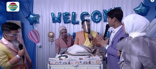 Lesti dan Billar mengungkapkan bahwa nama panjang anak pertamanya itu adalah Muhammad Leslar Al-Fatih Billar. Nama Muhammad diambil dari kata pertama nama Billar yang juga merupakan nama dari rasul yang dimuliakan Allahh. Sedangkan Leslar merupakan gabungan dari nama Lesti dan Billar. Serta Al-Fatih merupakan nama julukan untuk Muhammad II, sosok yang dikagumi oleh Billar. Foto: YouTube/Indosiar