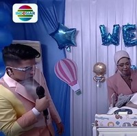 Lesti dan Billar mengungkapkan bahwa nama panjang anak pertamanya itu adalah Muhammad Leslar Al-Fatih Billar. Nama Muhammad diambil dari kata pertama nama Billar yang juga merupakan nama dari rasul yang dimuliakan Allahh. Sedangkan Leslar merupakan gabungan dari nama Lesti dan Billar. Serta Al-Fatih merupakan nama julukan untuk Muhammad II, sosok yang dikagumi oleh Billar. Foto: YouTube/Indosiar