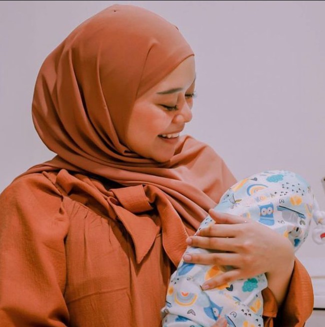 Sejak sang bayi lahir, Lesti dan Billar belum pernah menunjukkan wajah ataupun mengumumkan nama lengkap anaknya itu. Mereka hanya memanggilnya dengan sebutan baby L. Foto: Instagram/@rizkybillar