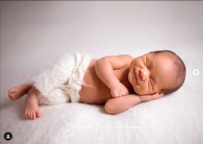 Melalui akun Instagramnya, Rizky Billar pun terlihat mengunggah foto menggemaskan anak pertamanya itu yang berjenis kelamin laki-laki. Unggahannya itu pun langsung banjir ucapan dan doa dari netizen dan rekan sesama artis untuk baby Leslar. Foto: Instagram/@rizkybillar