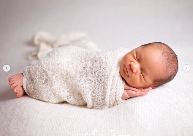 Dalam balutan kain berwarna putih, baby Leslar terlihat lucu dan menggemaskan. Kalau menurutmu, wajah baby Leslar ini lebih mirip Lesti Kejora atau Rizky Billar? Foto: Instagram/@rizkybillar