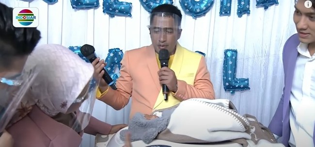 Setelah berhasil membuat publik penasaran, kini Lesti dan Billar akhirnya mengumumkan jenis kelamin dan nama lengkap sang anak ke publik. Tak hanya itu saja, keduanya juga tampak memamerkan wajah menggemaskan sang anak. Foto: YouTube/Indosiar