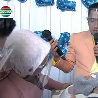Setelah berhasil membuat publik penasaran, kini Lesti dan Billar akhirnya mengumumkan jenis kelamin dan nama lengkap sang anak ke publik. Tak hanya itu saja, keduanya juga tampak memamerkan wajah menggemaskan sang anak. Foto: YouTube/Indosiar