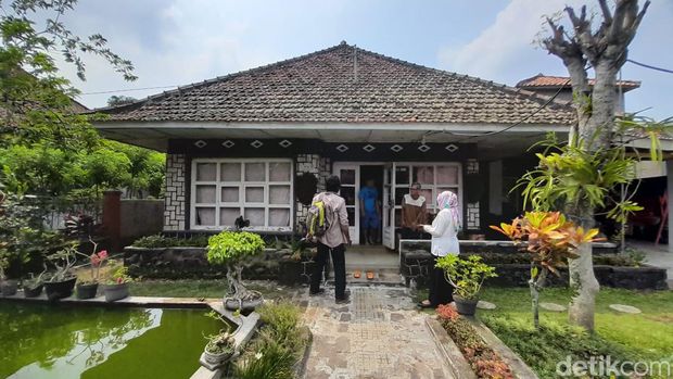 Satu dari sederet rumah jadul di Desa Cibubuan, Kecamatan Conggeang Sumedang ini ditawar hingga Rp 1,2 miliar.