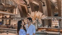 Punya gaya yang modis dan stylish, keduanya sering foto bersama saat makan bareng atau berkencan di salah satu restoran mewah. Foto: Pool