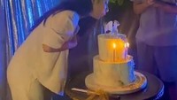 Rayakan ulang tahun, Dinda dapat kejutan manis dari Naufal yang menemaninya saat tengah meniup lilin di atas cake cantik. Foto: Pool