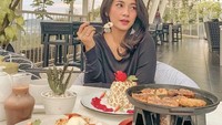  Jika sedang tidak bersama, keduanya juga kerap membagikan momen makan-makan mereka. Seperti pose keren Dinda saat menyantap hidangan Western. Foto: Pool