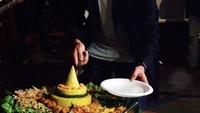 Kalau Naufal, ternyata cukup suka makanan tradisional. Seperti nasi kuning yang dibuat tumpeng, lengkap dengan aneka lauk dari ayam goreng hingga telur dadar di sana. Foto: Pool