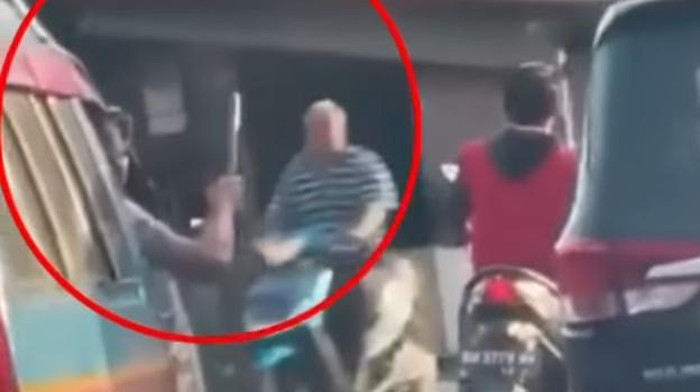 Sopir angkot di Medan kejar pemobil sambil menenteng besi
