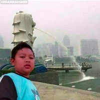 Keterangannya sih tertulis sedang liburan ke Afrika, tapi latar belakangnya ada patung Merlion. Apakah sekarang patung Merlion sudah dipindah ke Afrika? Foto: Instagram/@dramasosmed