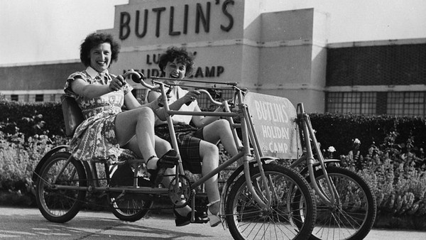 Tak sedikit pula warga yang memilih mengisi waktu liburan dengan mengendari sepeda. Sepeda tandem seperti ini pun jadi pilihan bagi mereka yang hendak bersepeda bersama teman maupun pasangan. Photo by Hulton Archive/Getty Images.  