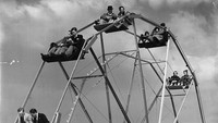 Sejumlah muda-mudi menghabiskan waktu liburan dengan menaiki bianglala di kawasan Brighton, England, pada tahun 1938 silam. David Savill/Topical Press Agency/Getty Images.  