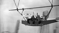 Berdasarkan foto yang dipotret pada tahun 1936 silam, sejumlah wisatawan menghabiskan waktu liburan dengan menjajal Blackpool Pleasure Land. Fox Photos/Getty Images.