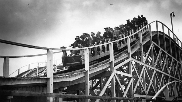 Hingga kini taman hiburan masih jadi pilihan andalan untuk mengisi waktu di saat libur akhir pekan. Pada foto yang dipotret tahun 1924 ini tampak sejumlah wisatawan menaiki roller coaster di kawasan Wembley, London. Topical Press Agency/Getty Images.