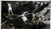 Tak cuma jalan-jalan ke pantai atau taman hiburan, sejumlah anak muda ini memilih untuk menjauh dari keramaian dengan mendaki dan menikmati panorama alam yang menawan di kawasan Lakeland. Hulton Archive/Getty Images.