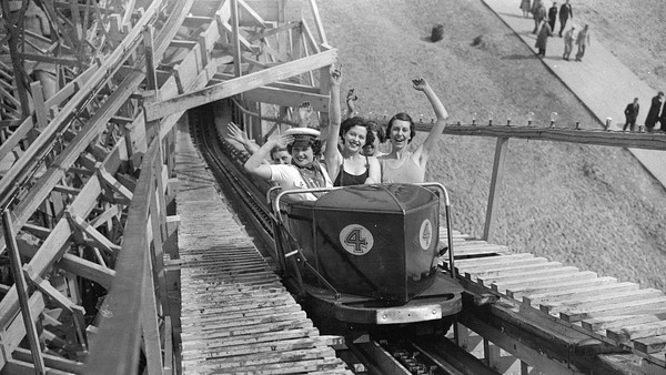 Sejumlah wanita tampak antusias menjajal roller coaster di taman bermain yang ada di Butlin, Skegness, Mei 1936. Fox Photos/Getty Images.