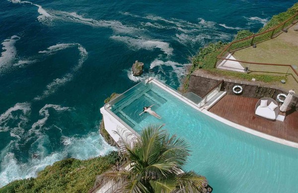 The Edge Bali Uluwatu, Bali ada 22.700 postingan di Instagram. Siapa yang tidak mau posting gambar seperti ini ya? Indah betul. (Foto The Edge Bali) The Edge Bali Uluwatu, Bali ada 22.700 postingan di Instagram. Siapa yang tidak mau posting gambar seperti ini ya? Indah betul. (Foto The Edge Bali)