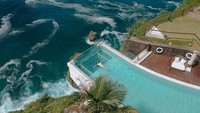 The Edge Bali Uluwatu, Bali ada 22.700 postingan di Instagram. Siapa yang tidak mau posting gambar seperti ini ya? Indah betul. (Foto The Edge Bali)