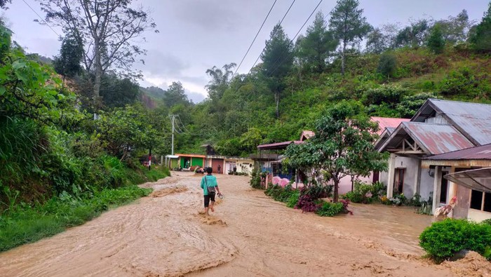 Tiga rumah dan jembatan rusak akibat banjir di Solok Sumatera Barat