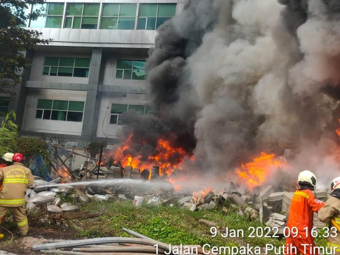 Tumpukan puing gedung di Jakpus terbakar