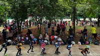 Tampak mereka menikmati liburan bersama keluarga di kawasan Stadion Patriot, Kota Bekasi, Minggu (09/01/2022).