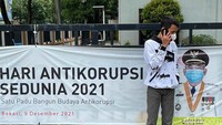 Warga berdiri di depan spanduk bergambar Rahmat Effendi saat peringatan Hari Antikorupsi Sedunia 2021 lalu.