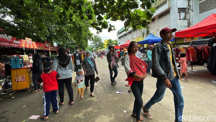 Wali Kota Bekasi Ditangkap KPK, Warganya Biasa Saja Wali Kota Bekasi Rahmat Effendi ditangkap KPK terkait kasus suap. Kehidupan warga Kota Bekasi sendiri berlangsung normal dan tidak terpengaru berita tersebut.