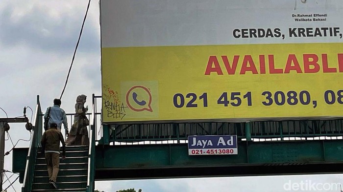 Wali Kota Bekasi Rahmat Effendi ditangkap KPK terkait kasus suap. Kehidupan warga Kota Bekasi sendiri berlangsung normal dan tidak terpengaru berita tersebut.